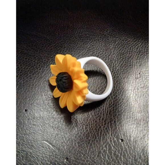 CUTE Thick Plastic Yellow Sunflower flower Ring Size 7.5 - Picture 3 of 4